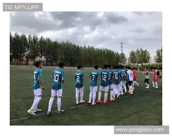 重庆足球队员奋勇拼搏展现团队精神与城市荣耀的故事